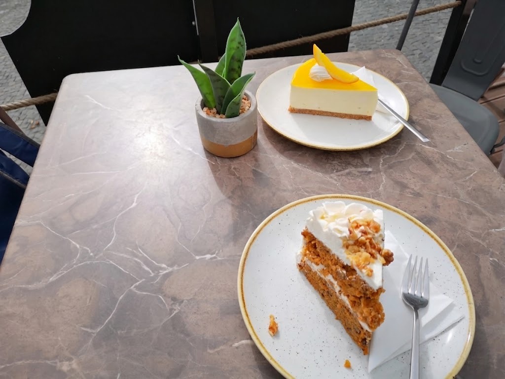Torta de durazno servida en mesa